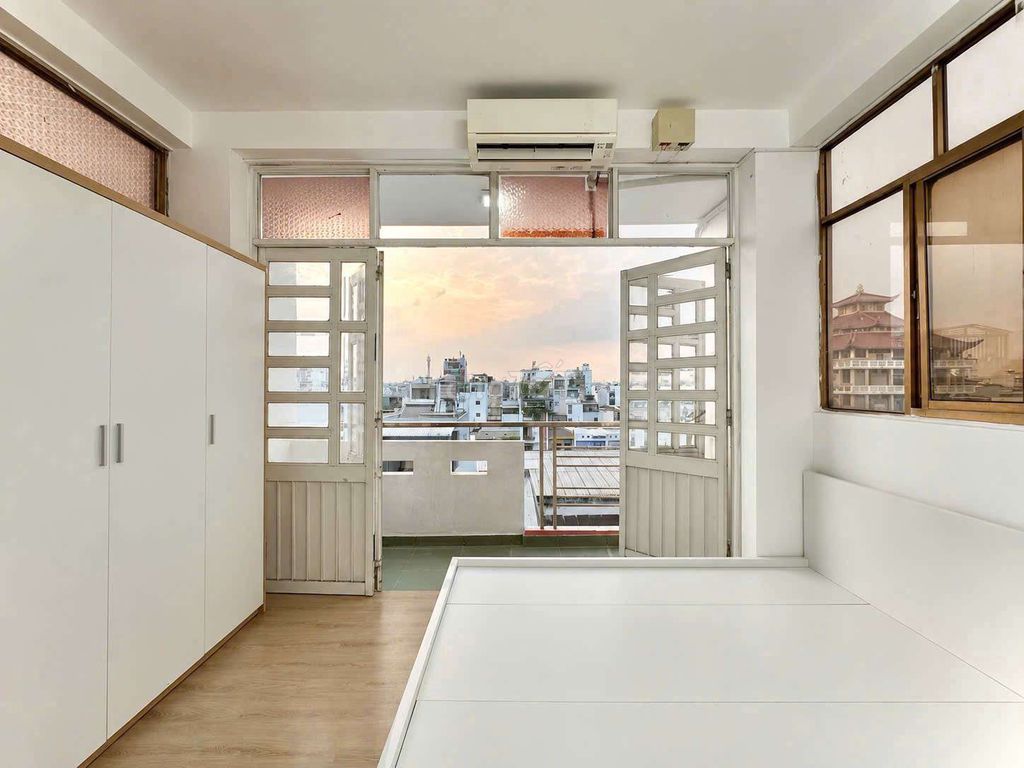window balcony - full new furniture - plan to fall four fours
