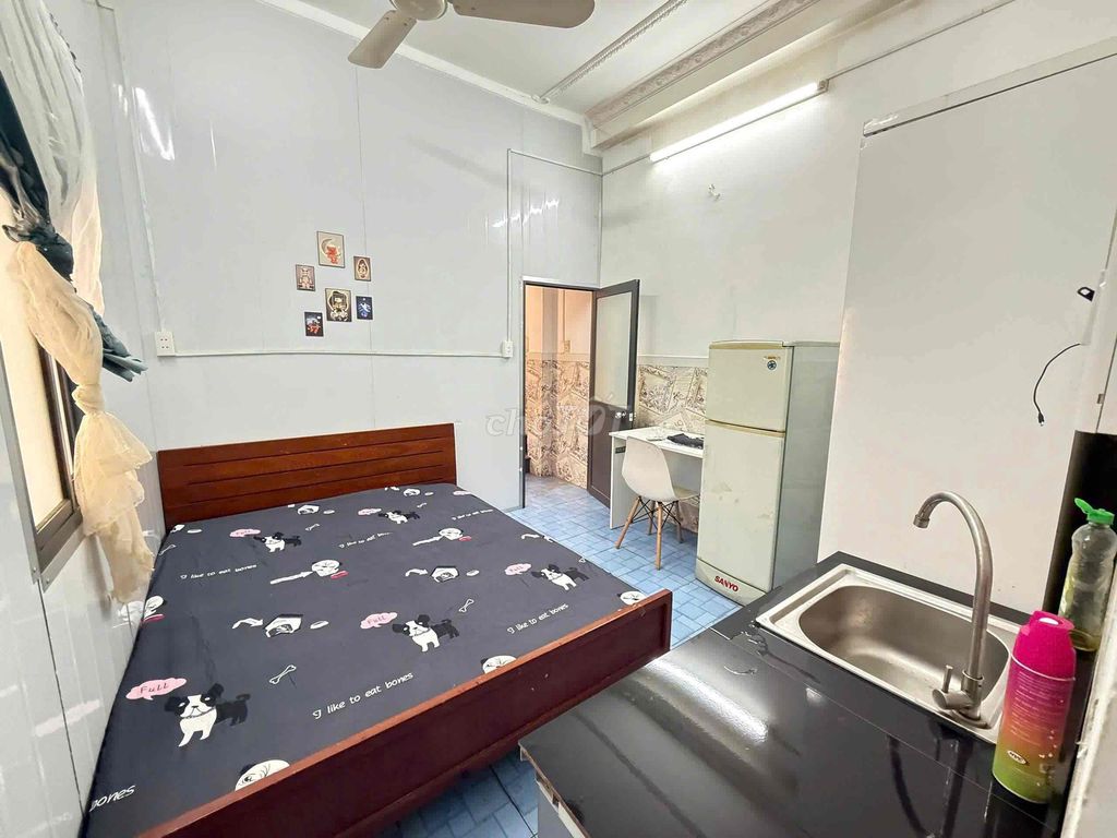 It's the owner who rents a nice, clean hotel room in the mini villa.