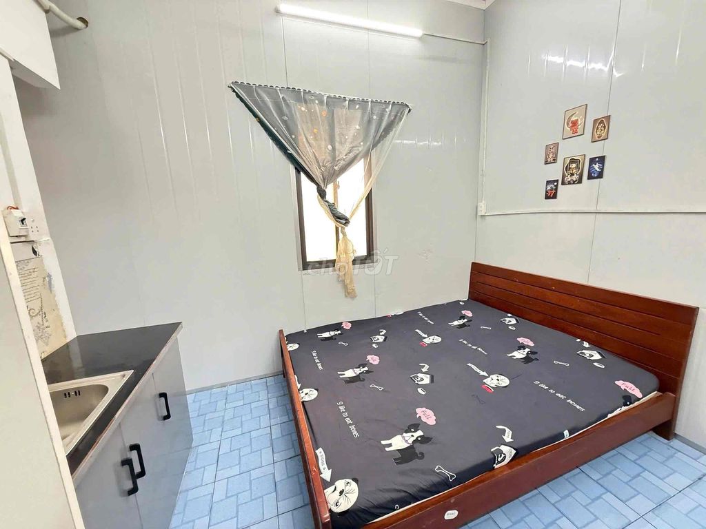 It's the owner who rents a nice, clean hotel room in the mini villa.