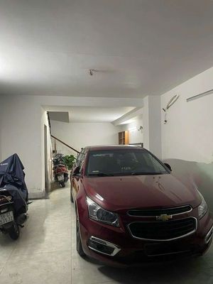 Rent a two-story apartment, area 5-012 with four bedrooms, four toilets. Bus alley.