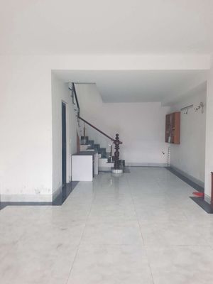 Rent a two-story apartment, area 5-012 with four bedrooms, four toilets. Bus alley.