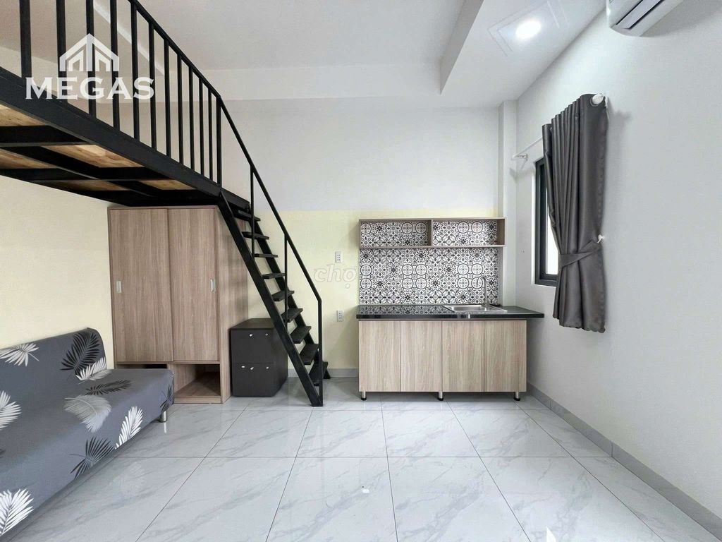 Rent the balcony right next to the University of Hath and vlu.