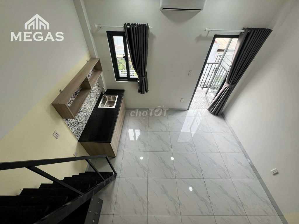 Rent the balcony right next to the University of Hath and vlu.