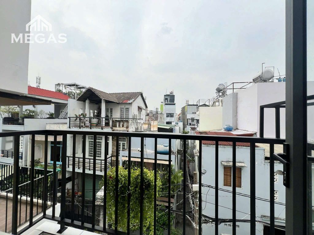 Rent the balcony right next to the University of Hath and vlu.