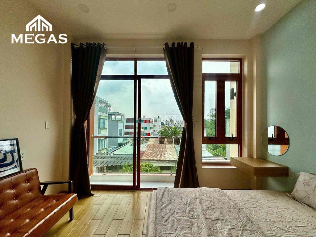 The apartment is a padded kitchen, a super open window.