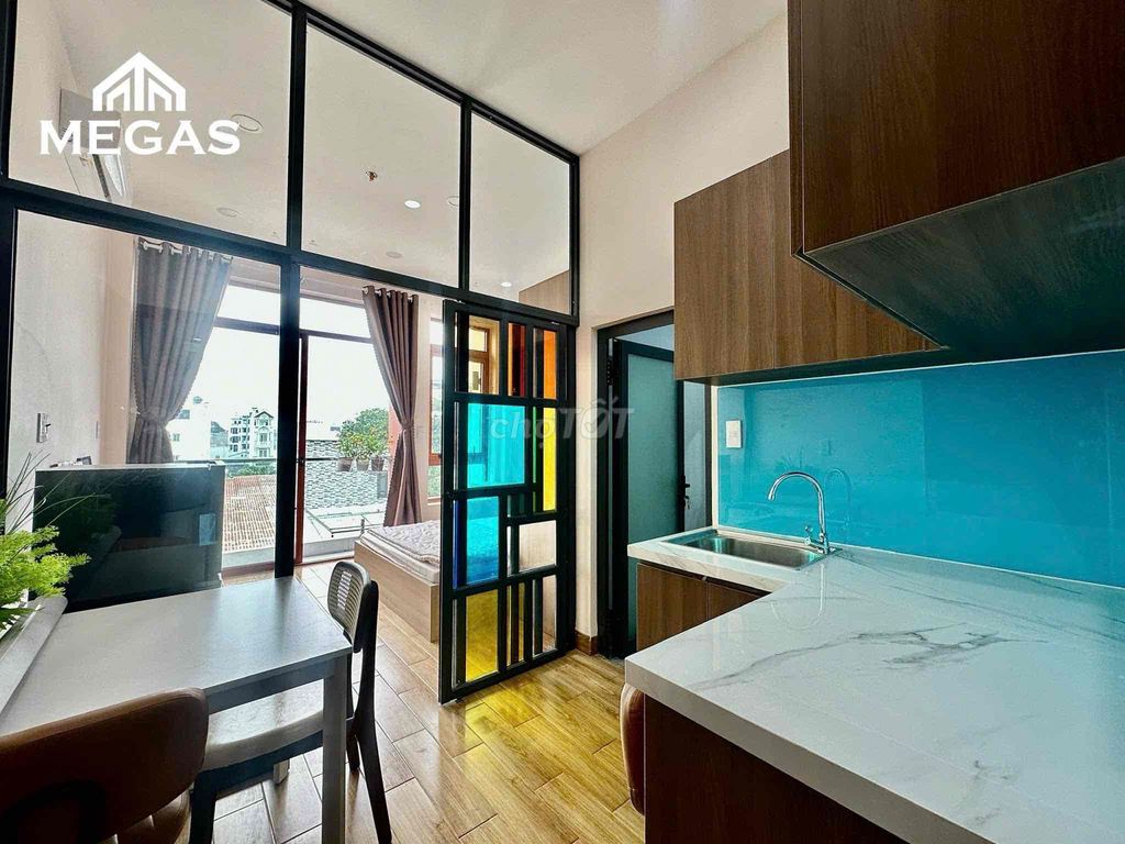 The apartment is a padded kitchen, a super open window.