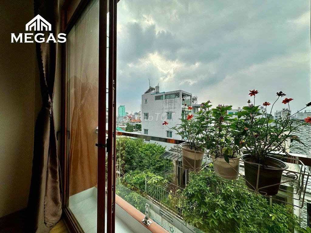 The apartment is a padded kitchen, a super open window.