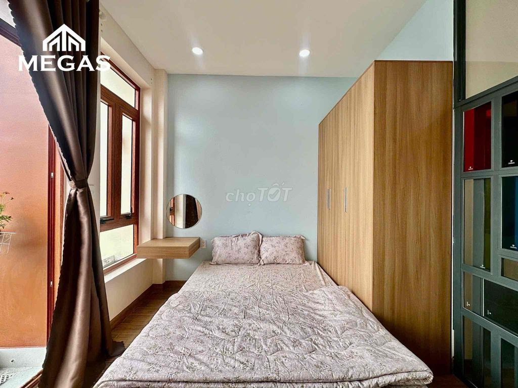 The apartment is a padded kitchen, a super open window.