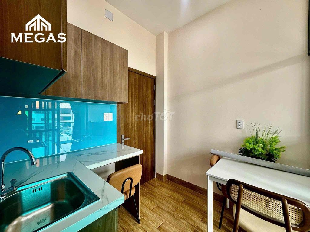 The apartment is a padded kitchen, a super open window.