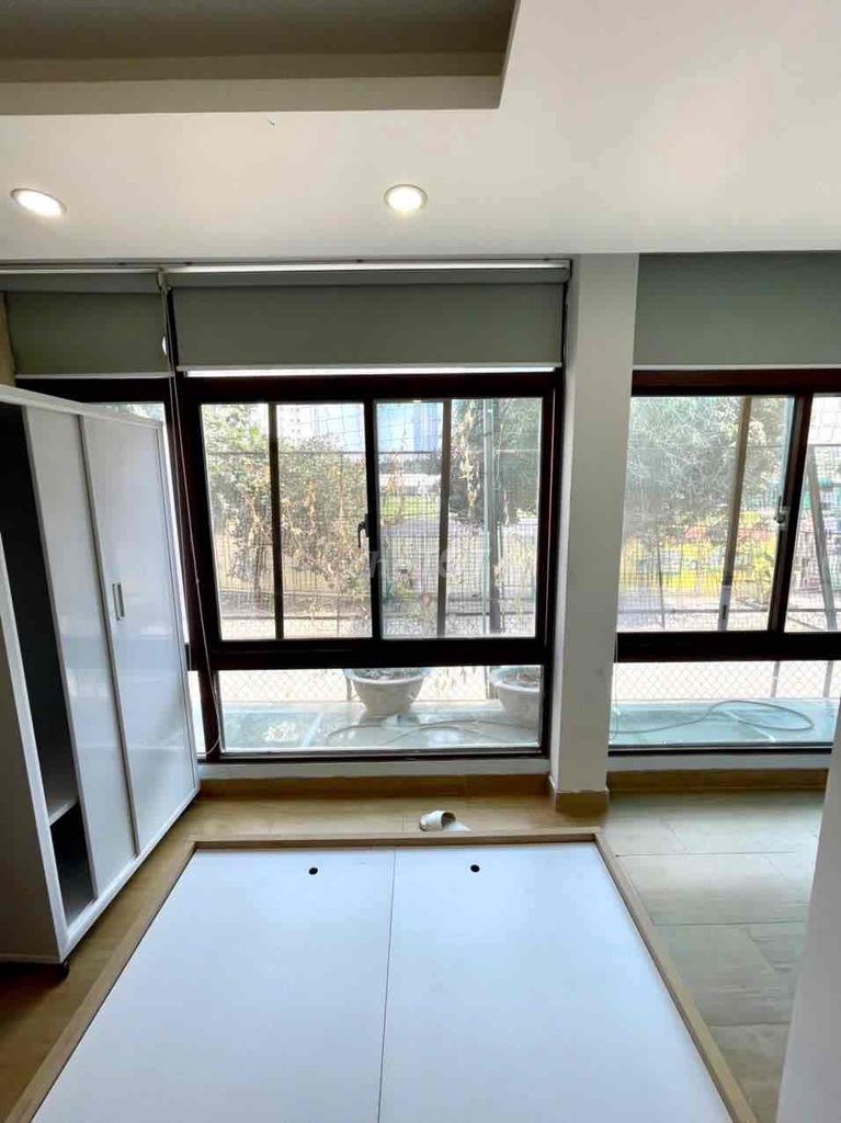 The Big Window elevator -- right at the University of Humanitology in Washington University of India.