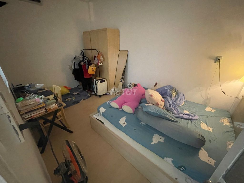The student's apartment and the employee at the airport.