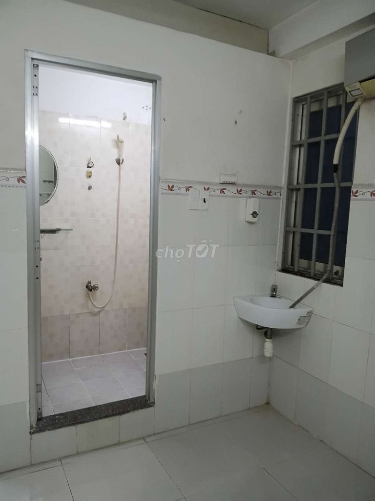 Women's room rents 20 meters west of the Lakes.