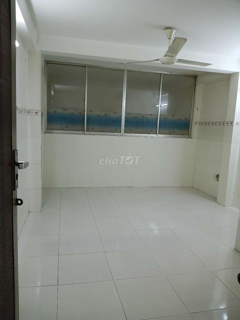 Women's room rents 20 meters west of the Lakes.