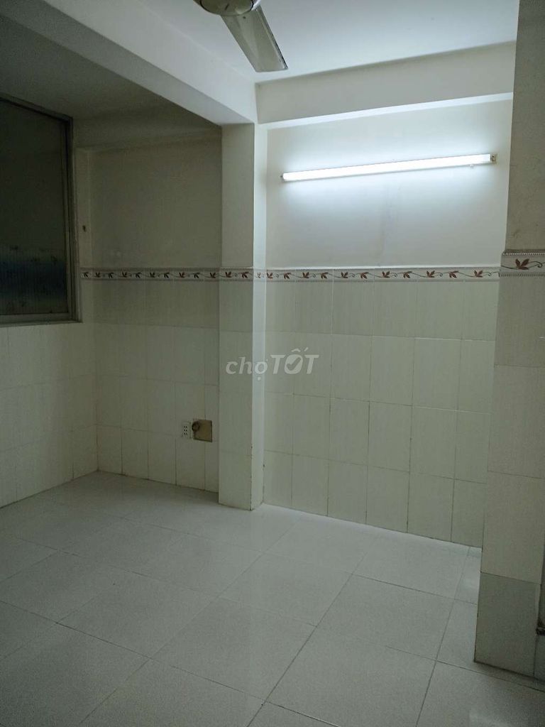 Women's room rents 20 meters west of the Lakes.
