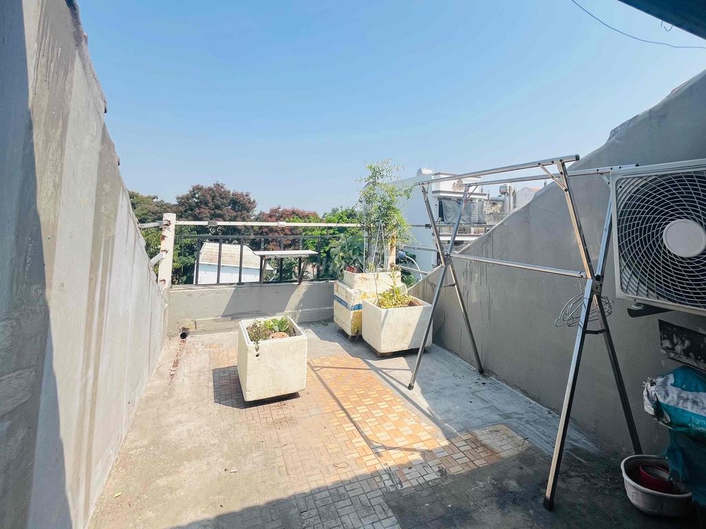 Room 45 m.2 A3, just east of the Long, there's a balcony, near kcn and