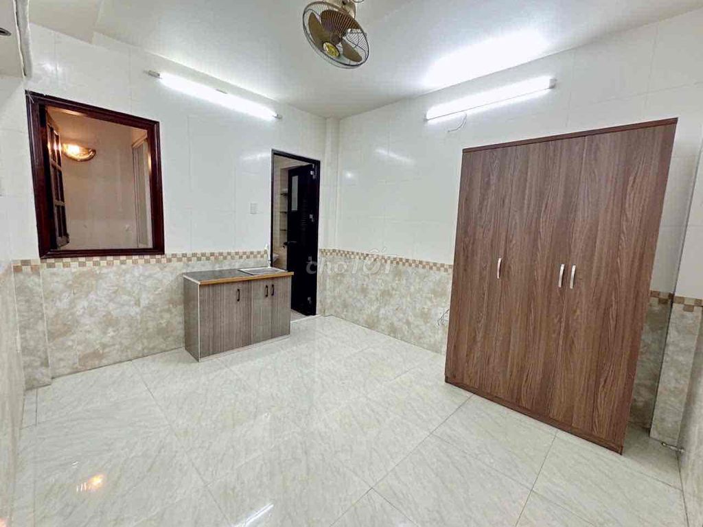 Super-split balcony studio on Võ Văn Kiệt District 5th.