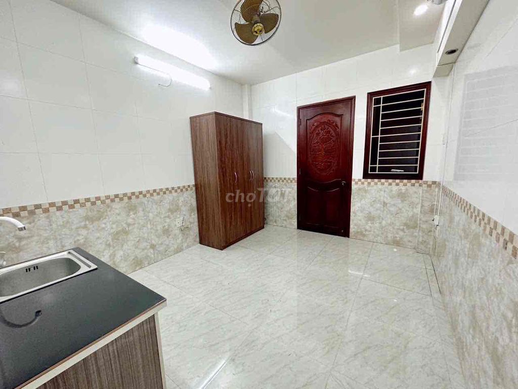 Super-split balcony studio on Võ Văn Kiệt District 5th.