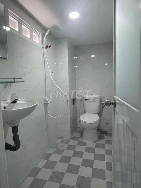 I'm the owner of the room for Room 72 Lê Lợi, 1893 4, Gò Vấp. It's 3.2 million