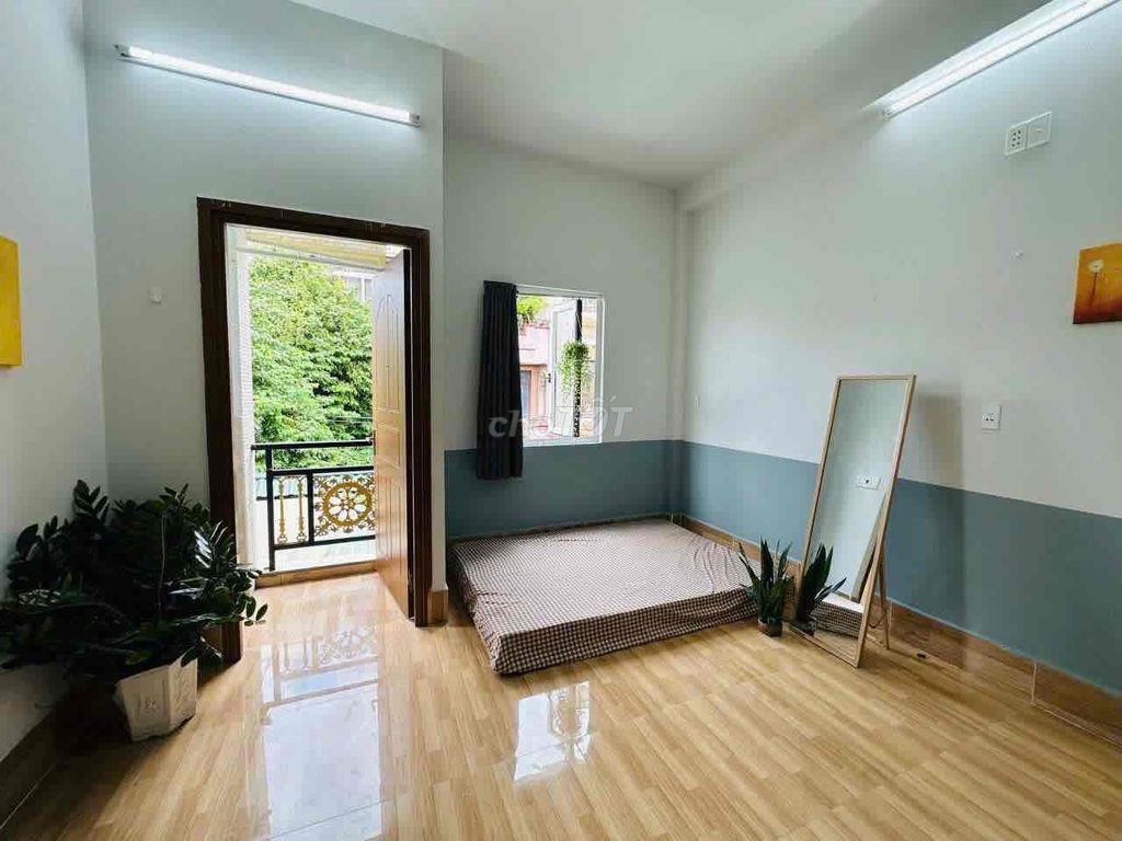 Rent the balcony studio - full interior window in the back of the desk