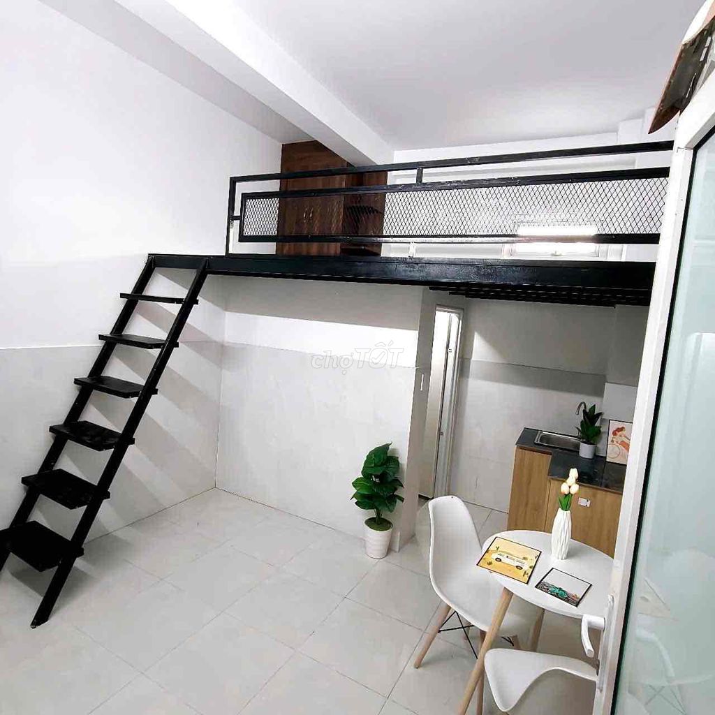 The room is right here at the Tanshan Market, the Cold Machine, the doors to the open.