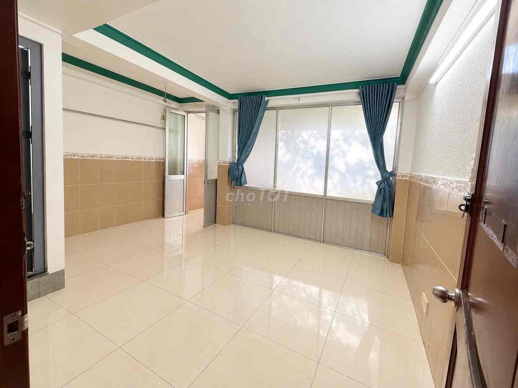 Rent room with air conditioning, fridge, kitchen, bed.