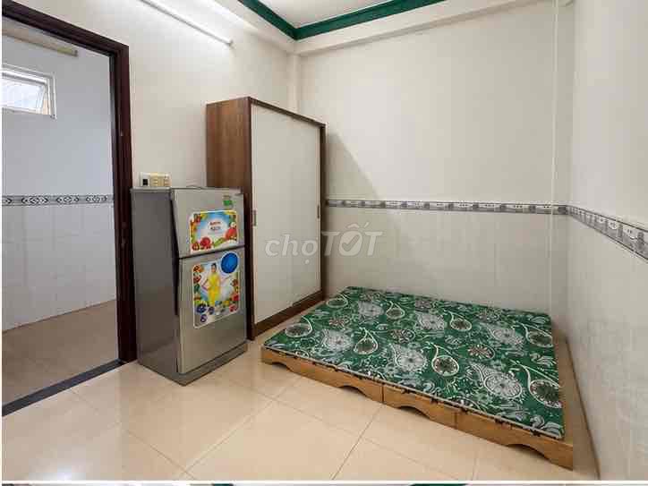 Rent room with air conditioning, fridge, kitchen, bed.