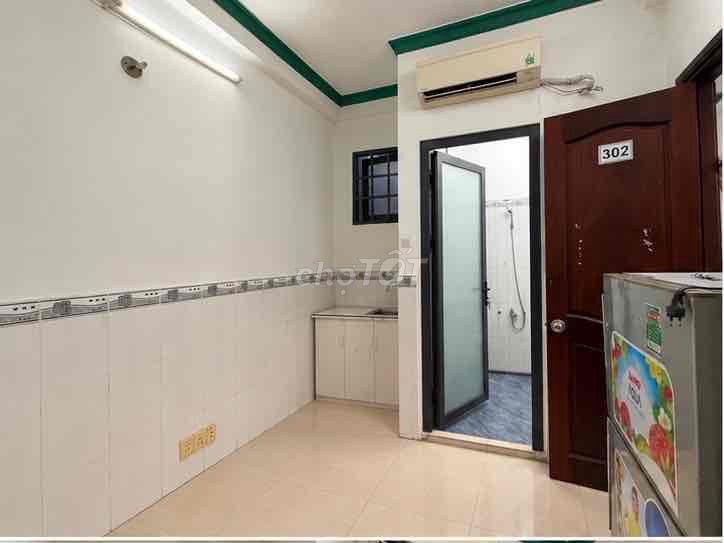 Rent room with air conditioning, fridge, kitchen, bed.