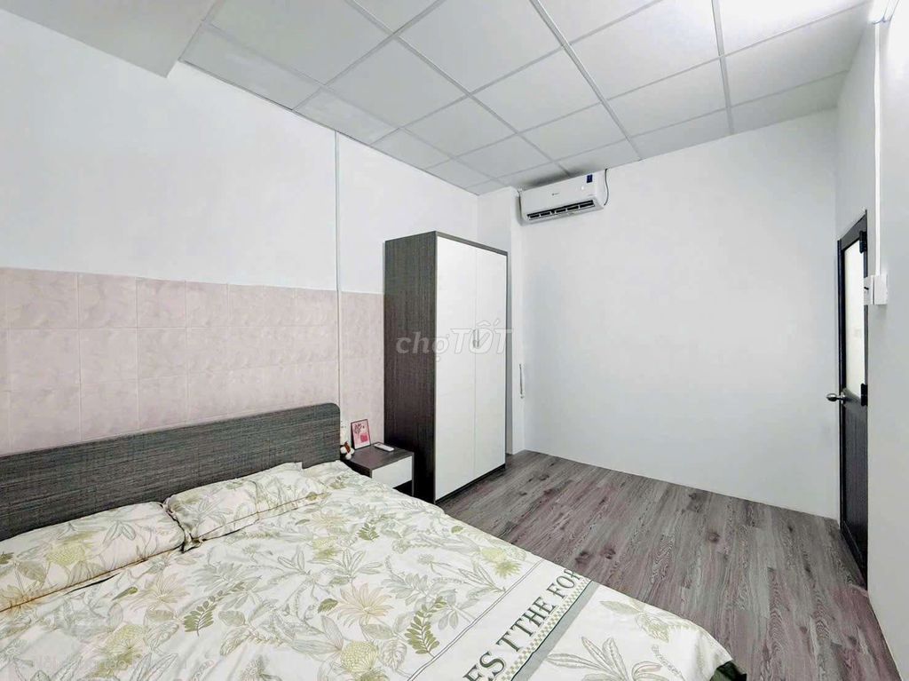 It's the owner who rents one bedroom, nvl District 6.