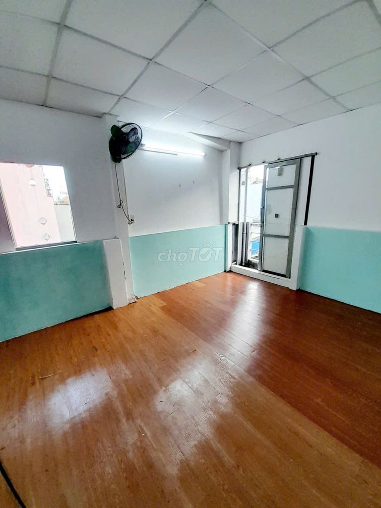 Clears a balcony room right here. Aeon Tân Phú-Huit.