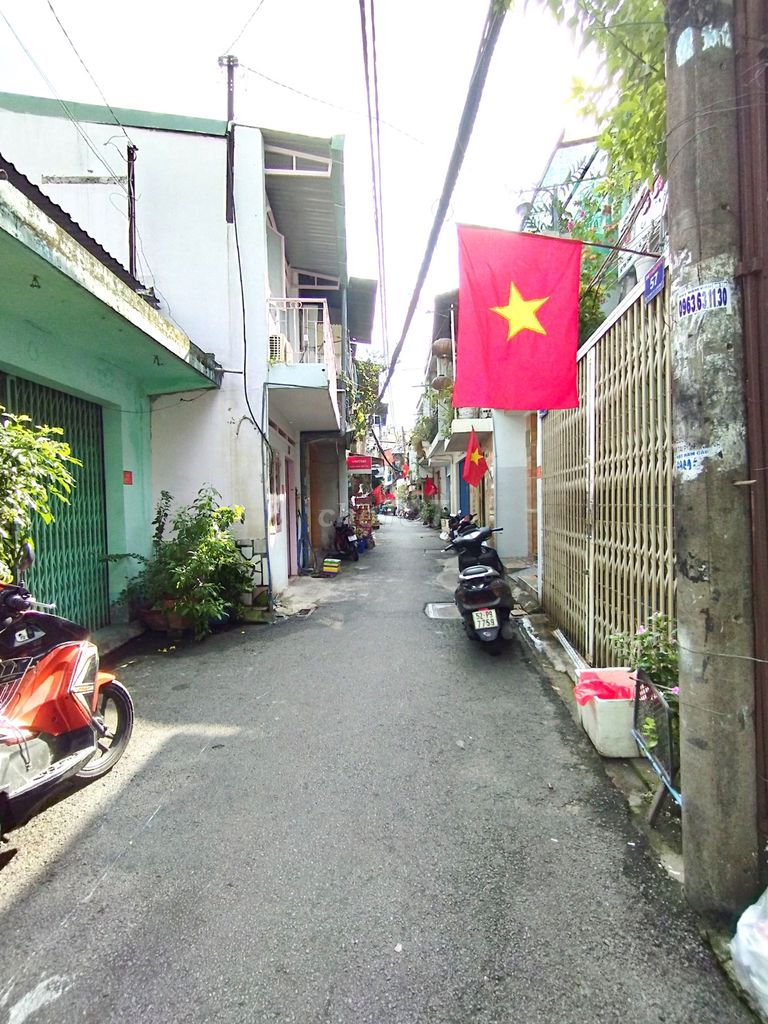 The 59 Tái Thiết Inn nears 7th of Tân Bình.