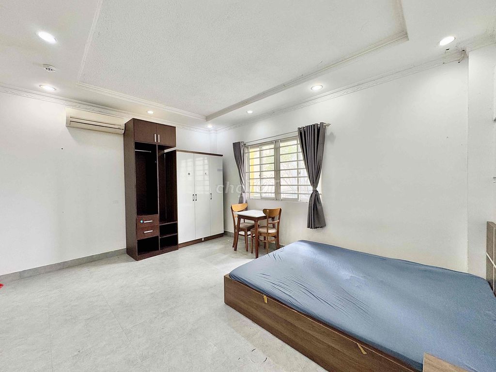 rents a window full of Trường Chinh Tân Bình interiors