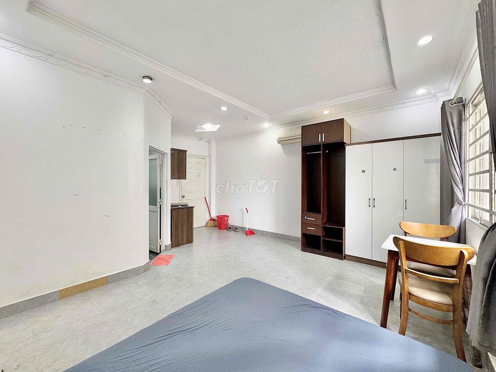 rents a window full of Trường Chinh Tân Bình interiors