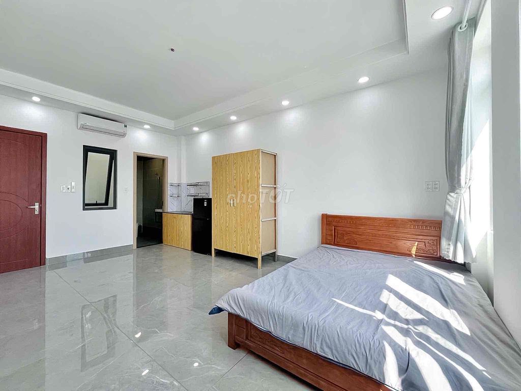 rent the sky window studio full interior - with elevators - near aeon