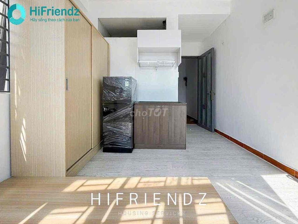 The apartment's got a balcony full of big-ass furniture going to District 1.