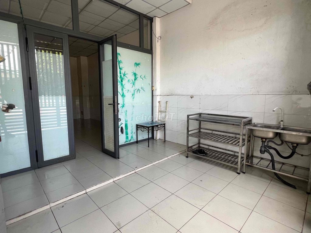 Room wide, Kha Vạn Cân Front