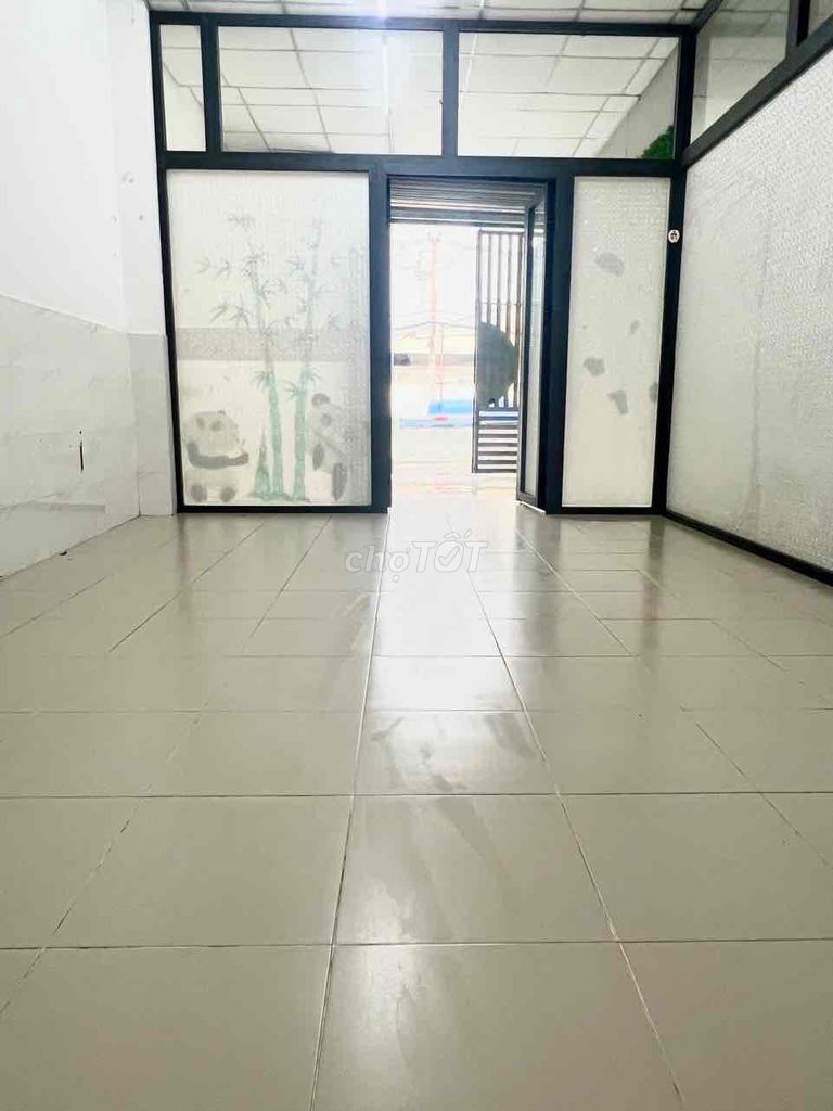 Room wide, Kha Vạn Cân Front