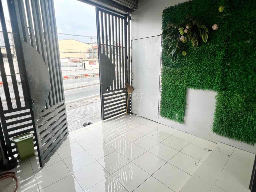 Room wide, Kha Vạn Cân Front