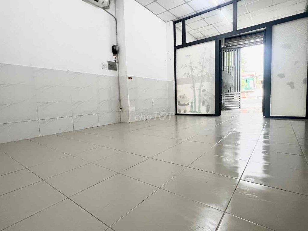 Room wide, Kha Vạn Cân Front