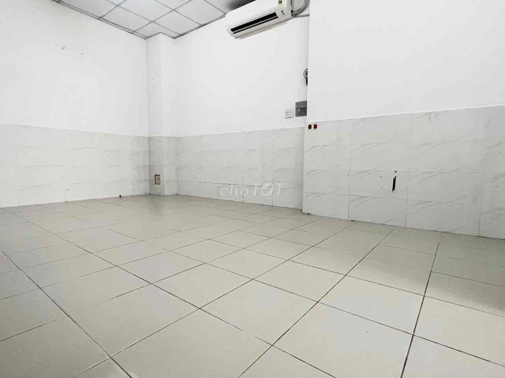 Room wide, Kha Vạn Cân Front