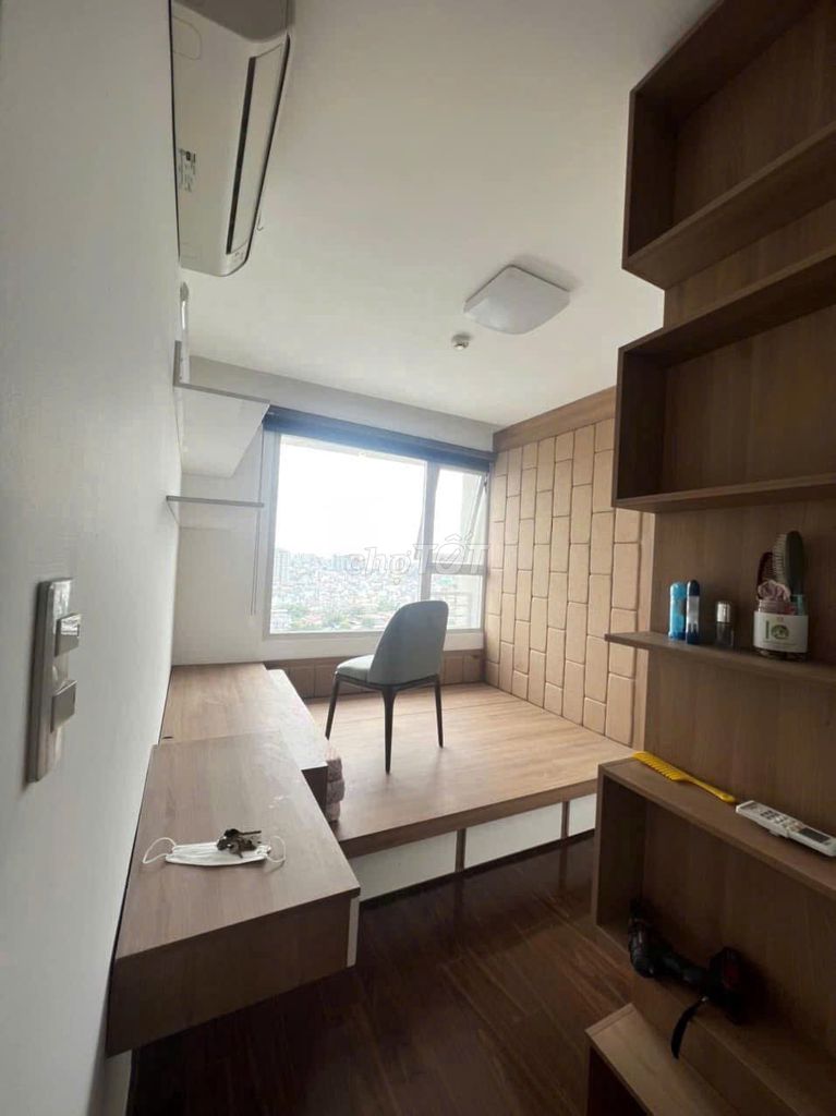 It's the owner who rents the summer apartment. Three bedrooms.