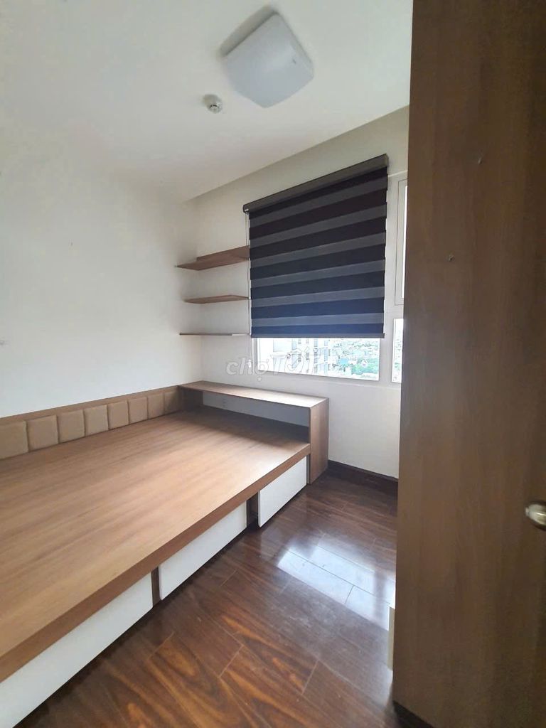 It's the owner who rents the summer apartment. Three bedrooms.