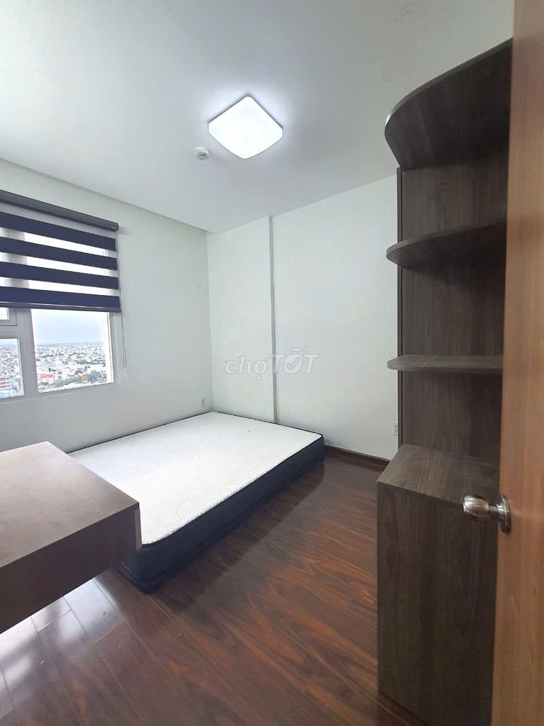 It's the owner who rents the summer apartment. Three bedrooms.