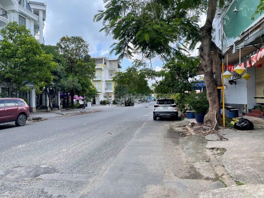 Rent a số 12 Thủ Đức building, area 8 x17 meters, nice place with elevators.