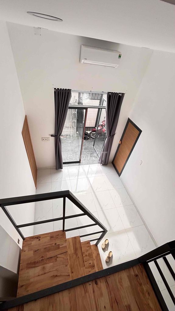 It's the owner who rents the Lê Văn Lương Street suite around pmh