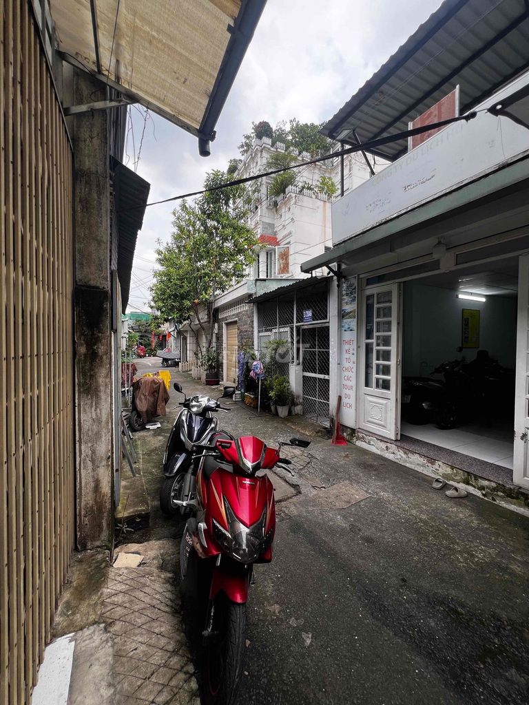 Rent Dht03 Alley. 5 x 20. Oh, my God. Two bedrooms. A toilet. Eight million.