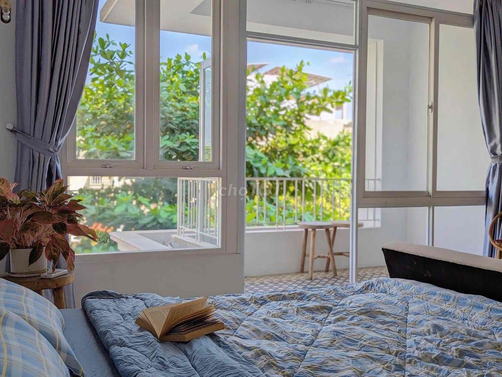 Rent a super open apartment downtown in Bình Thạnh.