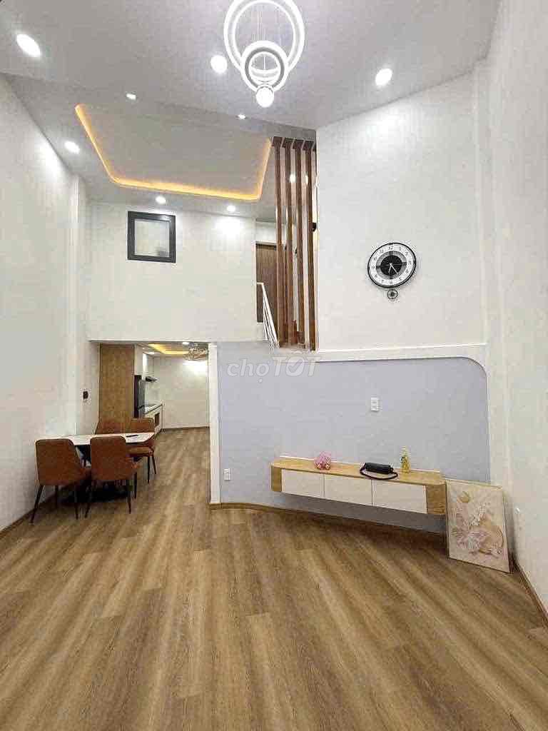 Full interior near T3 station has three bedrooms. Two toilets cost 12 million.