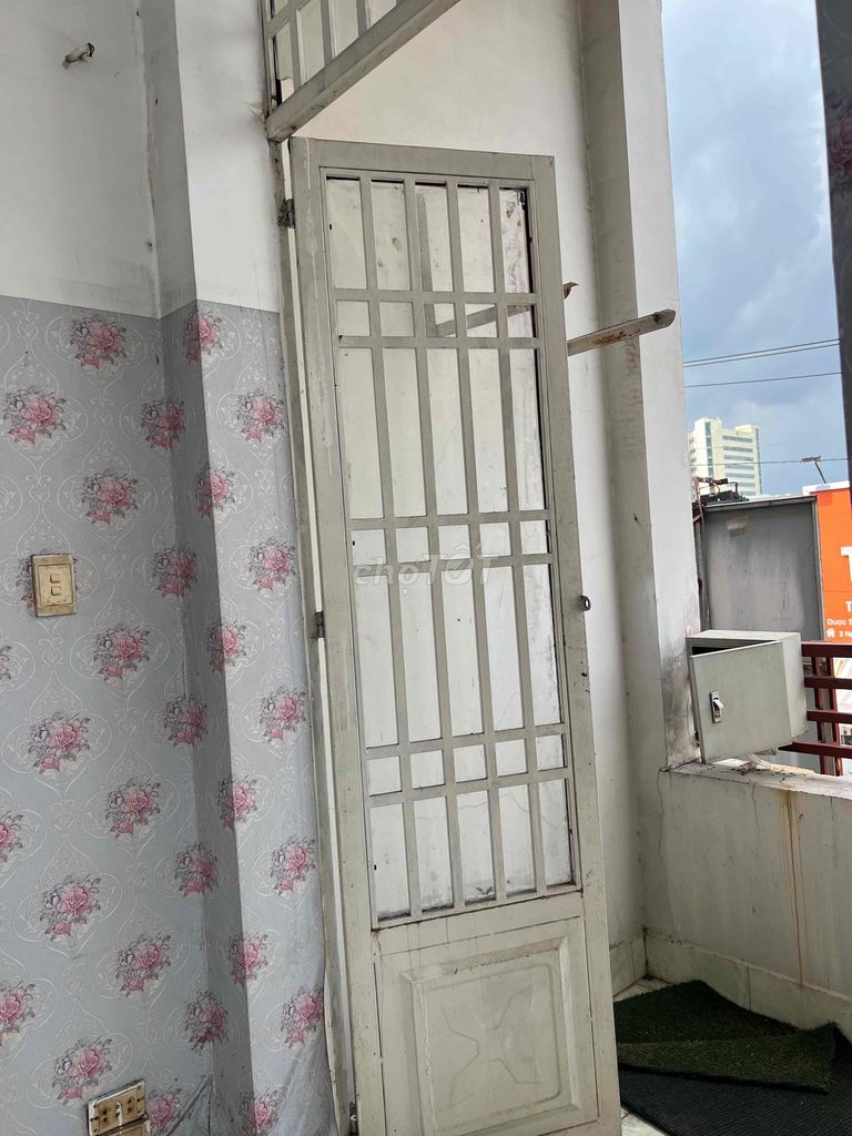 To rent the house to the ground.