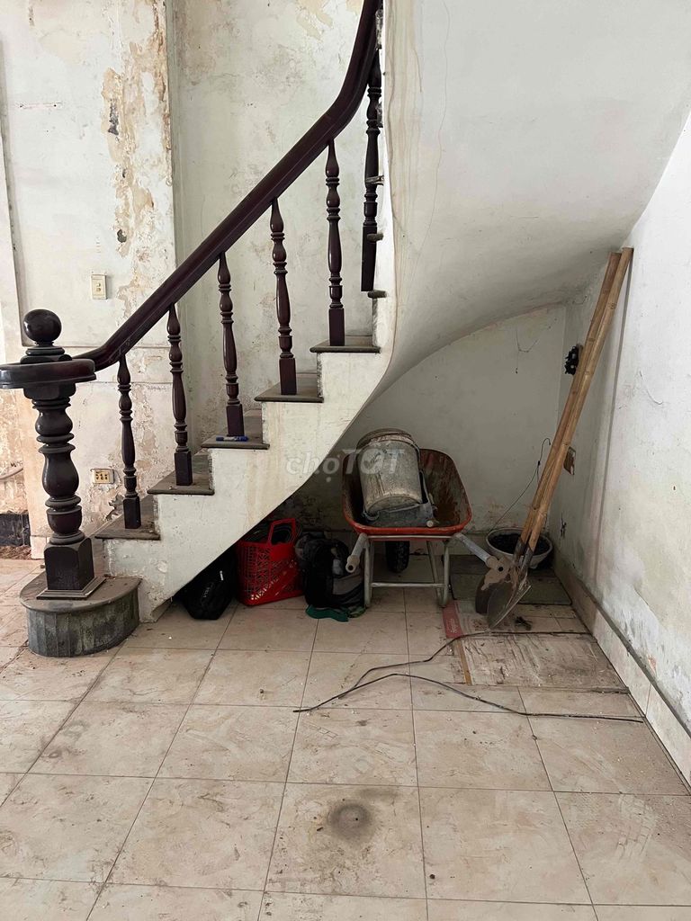 To rent the house to the ground.