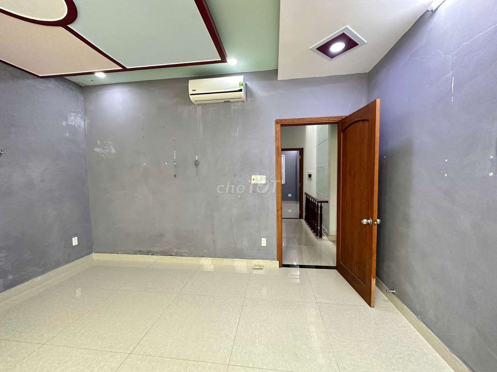 Two-story ground floor three-story bedrooms, Lq1 alley.